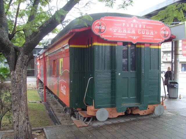 Foto: vagón panchería en Plaza Cuba - Montevideo, Uruguay