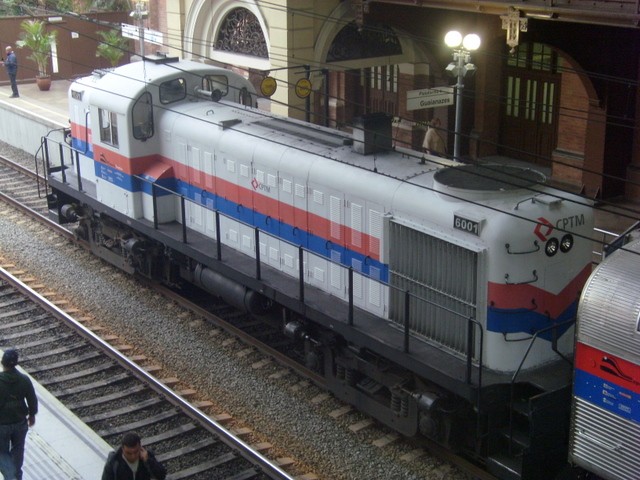 Foto: tren turístico en la estación Luz - São Paulo, Brasil