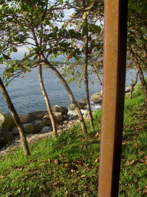 Foto: otro riel solitario del desaparecido ferrocarril bananero local - Quepos (Puntarenas), Costa Rica