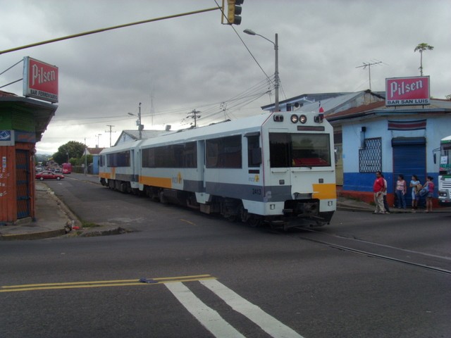 Foto: el último del año de uno de los servicios locales; coche motor Apolo - San José, Costa Rica