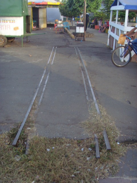 Foto: rieles que se le escaparon a la Violeta Chamorro - Corinto (Chinandega), Nicaragua