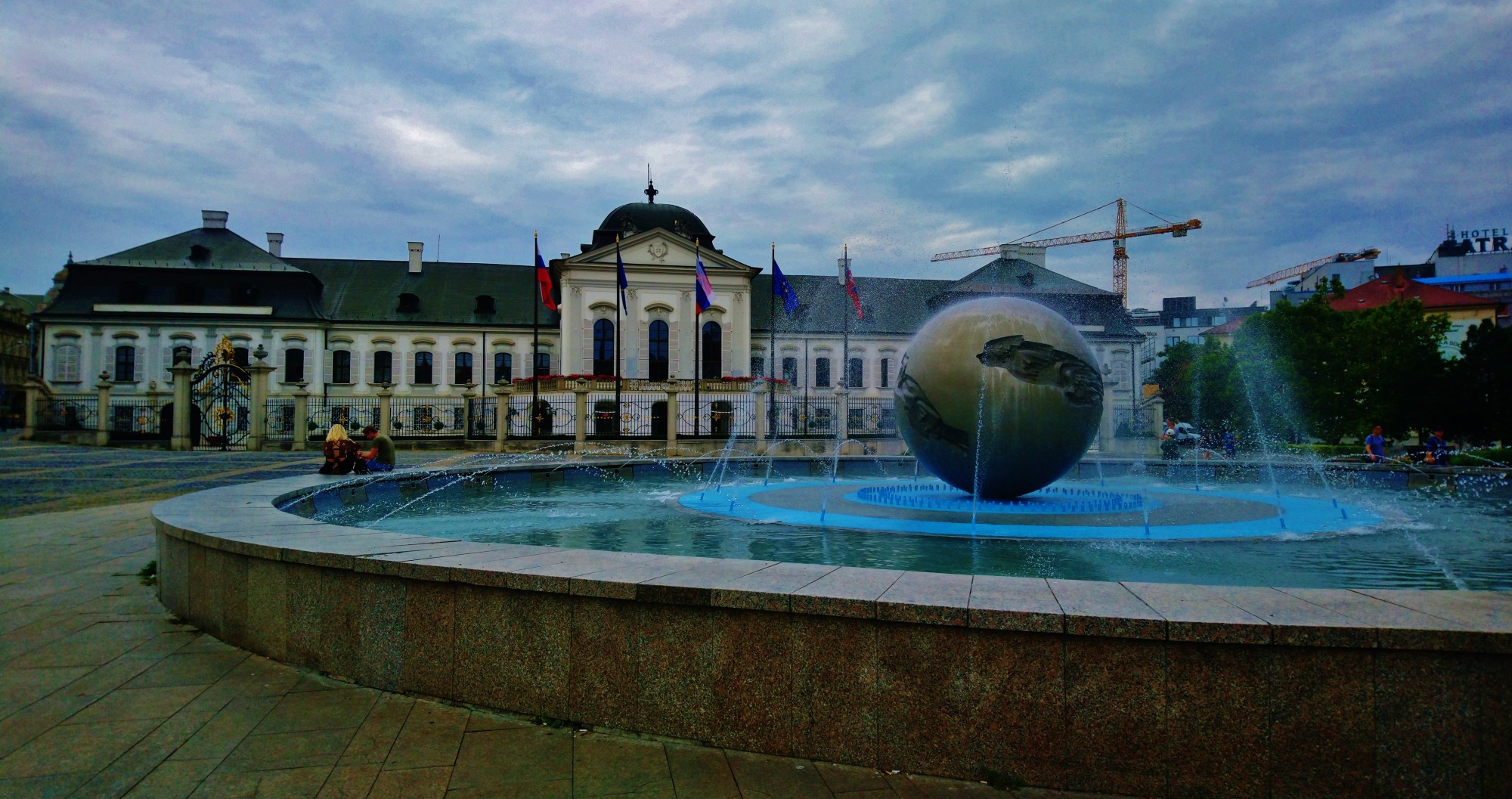 Foto: Fontána Planéta Mieru - Grasalkovičov Palác - Bratislava (Bratislavský), Eslovaquia