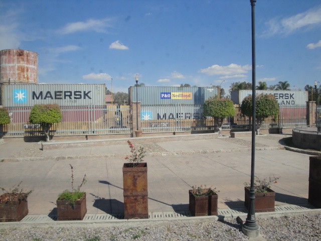 Foto: tren pasando frente a la ex estación Aguascalientes, Museo Ferrocarrilero - Aguascalientes, México