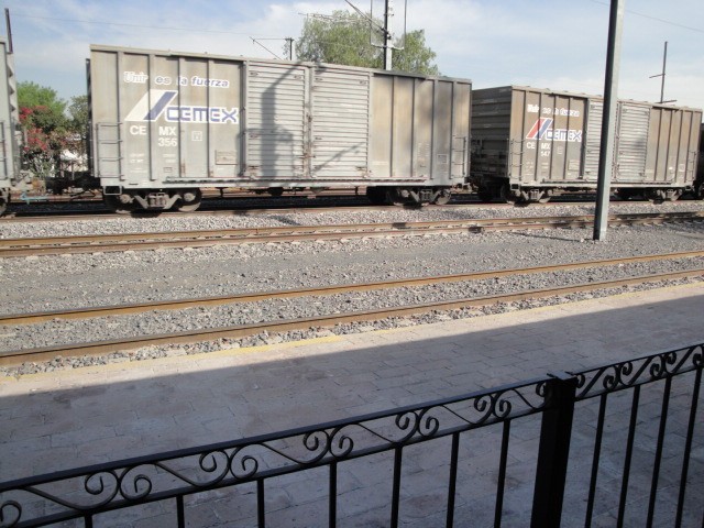 Foto: tren pasando frente a estación Querétaro, hecha museo - Querétaro, México