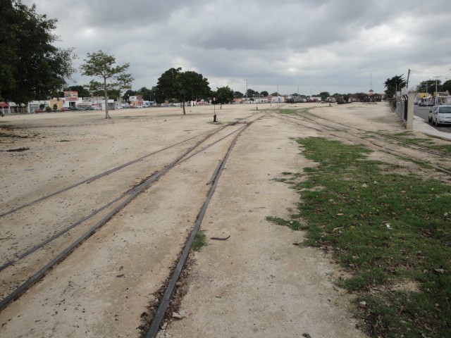 Foto: Estación Central (el fondo), vista desde el extremo del terreno, sin zoom - Mérida (Yucatán), México