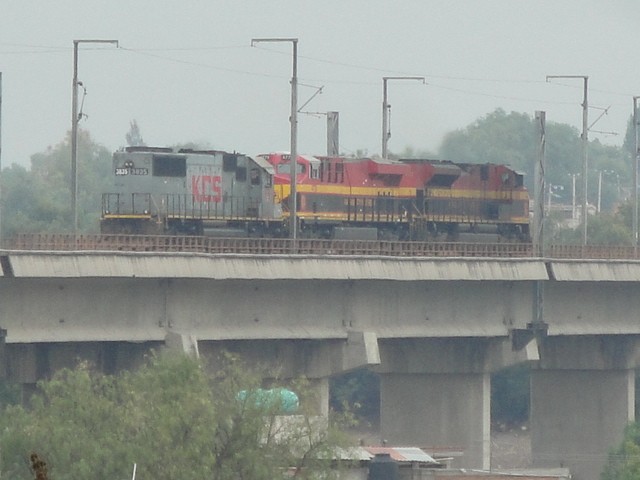Foto: locomotoras pasando por Tula - Tula (Hidalgo), México