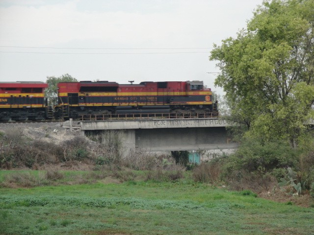 Foto: locomotoras pasando por Tula - Tula (Hidalgo), México