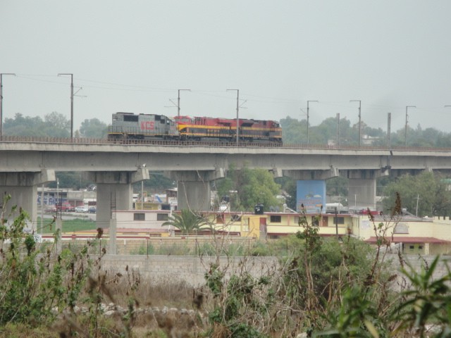 Foto: locomotoras pasando por Tula - Tula (Hidalgo), México