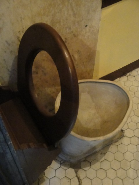 Foto: coche antiguo; baño del personal de servicio en el extremo - Remedios de Escalada (Buenos Aires), Argentina