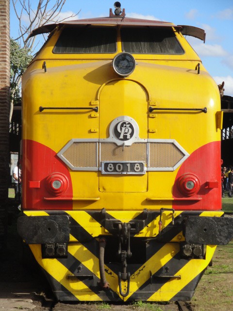 Foto: locomotora Alsthom; el otro extremo - Remedios de Escalada (Buenos Aires), Argentina