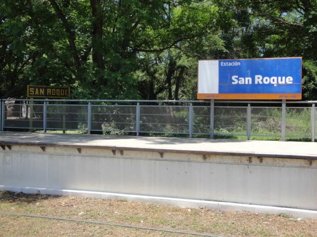 Foto: estación San Roque, cartel y andén del Tren de las Sierras - San Roque (Córdoba), Argentina
