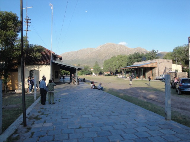 Foto: antigua estación Capilla del Monte a la derecha, la actual a la izquierda - Capilla del Monte (Córdoba), Argentina