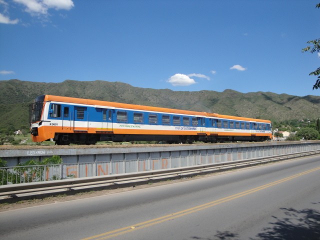 Foto: Tren de las Sierras cruzando el puente sobre el río Cosquín - San Roque/Bialet Massé (Córdoba), Argentina