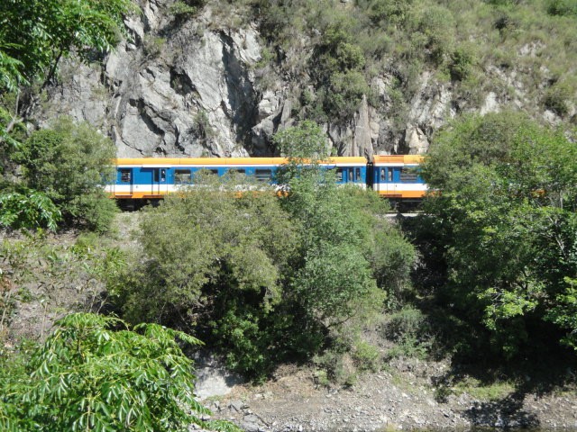 Foto: Tren de las Sierras pasando - Dique San Roque (Córdoba), Argentina
