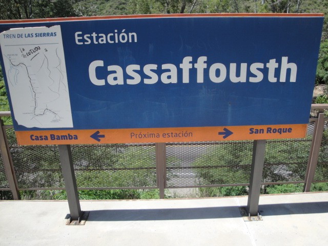 Foto: estación Cassaffousth, cartel del Tren de las Sierras - San Roque (Córdoba), Argentina