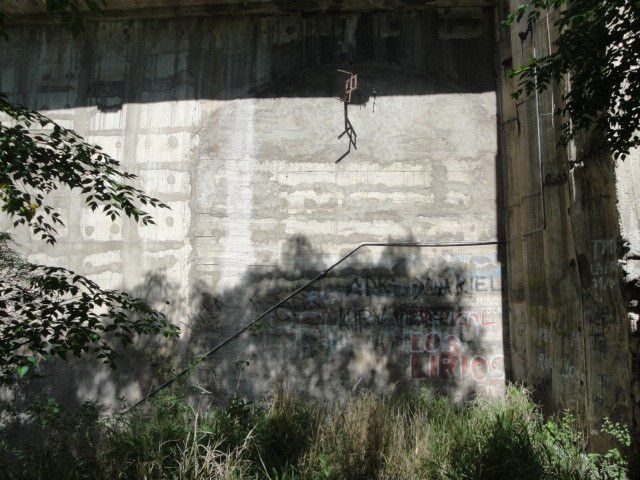Foto: Arcada tapiada por donde pasaba el tren antes de habilitarse el túnel - Dique San Roque (Córdoba), Argentina