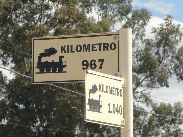 Foto: carteles de calle con nombres de estaciones - Darwin (Río Negro), Argentina