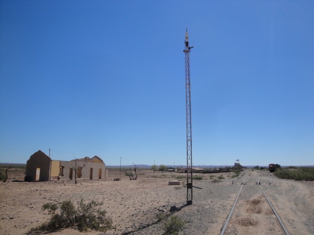 Foto: estación Challacó, FC Roca, al fondo - Challacó (Neuquén), Argentina
