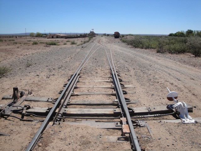 Foto: estación Challacó, FC Roca, al fondo - Challacó (Neuquén), Argentina
