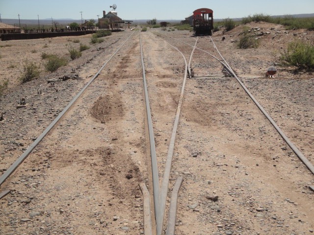 Foto: estación Challacó, FC Roca, al fondo - Challacó (Neuquén), Argentina