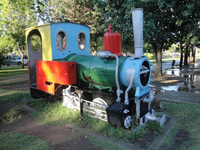 Foto: locomotorita quedada de monumento - Neuquén, Argentina