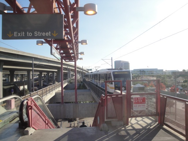 Foto: estación Aviation Blvd, Línea Verde del Metro de Los Ángeles - Los Ángeles (California), Estados Unidos