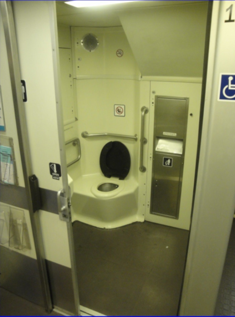 Foto: baño del tren de Metrolink - San Bernardino (California), Estados Unidos