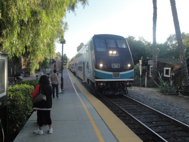 Foto: tren de Metrolink en estación San Juan Capistrano - San Juan Capistrano (California), Estados Unidos