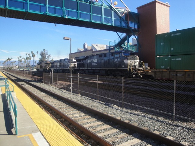 Foto: tren de Norfolk Southern pasando por la estación Riverside - Riverside (California), Estados Unidos