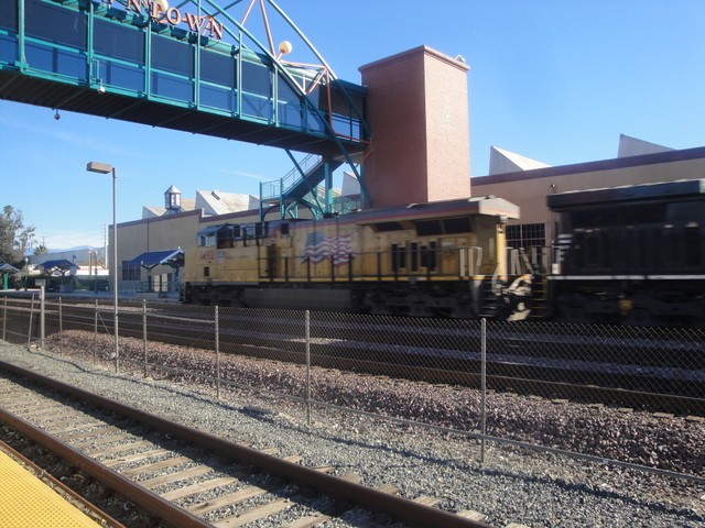 Foto: tren de Union Pacific pasando por la estación Riverside - Riverside (California), Estados Unidos