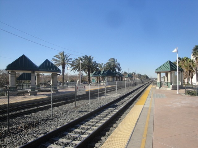 Foto: estación Rancho Cucamonga, de Metrolink - Rancho Cucamonga (California), Estados Unidos