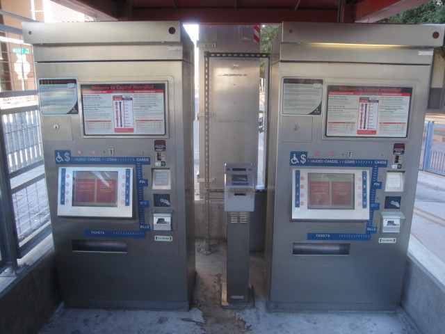 Foto: tarjeteras del metrotranvía de Austin, estación Downtown - Austin (Texas), Estados Unidos