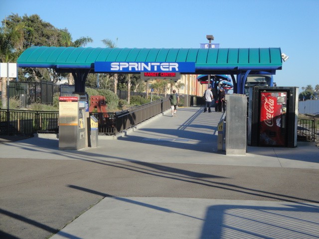 Foto: acceso al andén del tren Sprinter - Oceanside (California), Estados Unidos