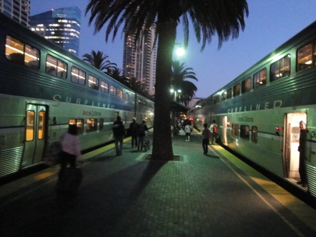Foto: dos trenes Pacific Surfliner - San Diego (California), Estados Unidos