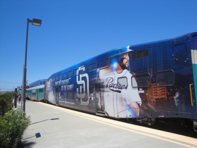 Foto: tren Coaster en estación Carlsbad Poinsettia - Carlsbad (California), Estados Unidos