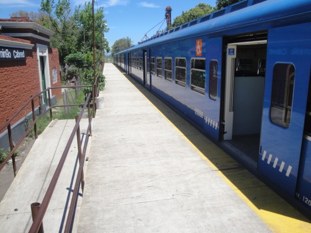 Foto: andén provisorio, estación Dr. Domingo Cabred - Open Door (Buenos Aires), Argentina