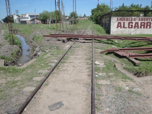 Foto: vía del FC Urquiza con tramo removido - Pilar (Buenos Aires), Argentina
