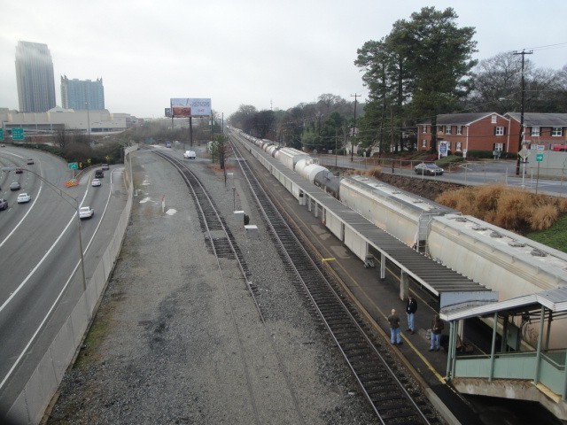 Foto: andén de la estación visto desde el jardín - Atlanta (Georgia), Estados Unidos