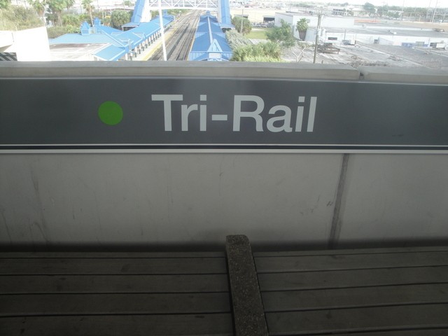 Foto: estación Tri-Rail de Metrorail - Hialeah (Florida), Estados Unidos