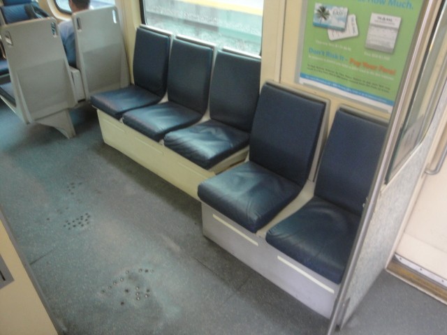 Foto: otra disposición de asientos en el tren - Tri-Rail (Florida), Estados Unidos