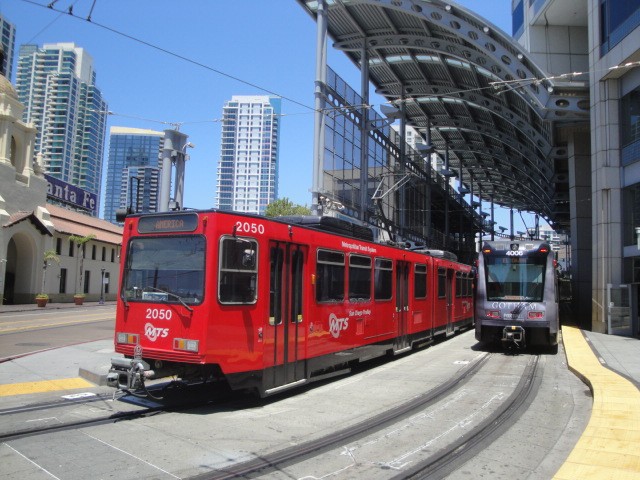 Foto: metrotranvía saliendo de la estación America Plaza - San Diego (California), Estados Unidos