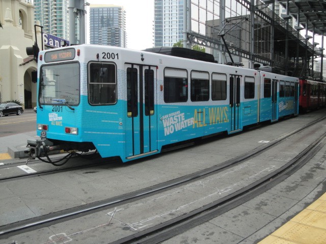 Foto: metrotranvía saliendo de la estación America Plaza - San Diego (California), Estados Unidos