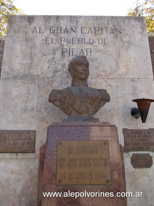 Foto: Pilar - Plaza 12 de Octubre - Busto Gral San Martin - Pilar (Buenos Aires), Argentina
