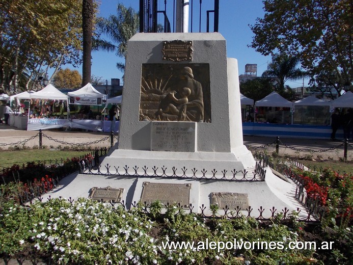 Foto: Pilar - Plaza 12 de Octubre - Mastil - Pilar (Buenos Aires), Argentina