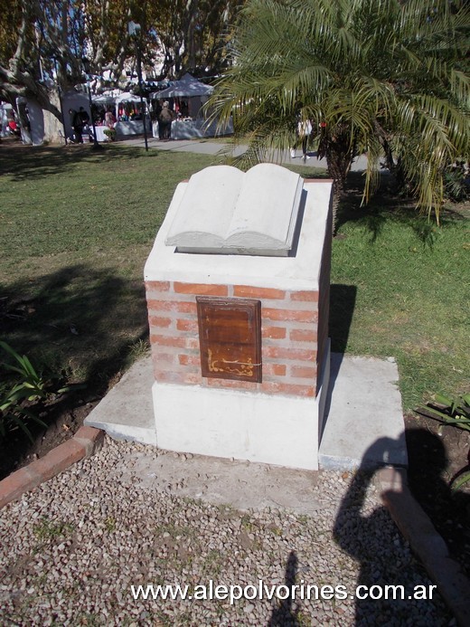 Foto: Pilar - Plaza 12 de Octubre - Monumento a la Biblia - Pilar (Buenos Aires), Argentina