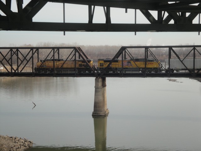 Foto: tren de Union Pacific detenido sobre el río Kansas - Kansas City (Kansas), Estados Unidos