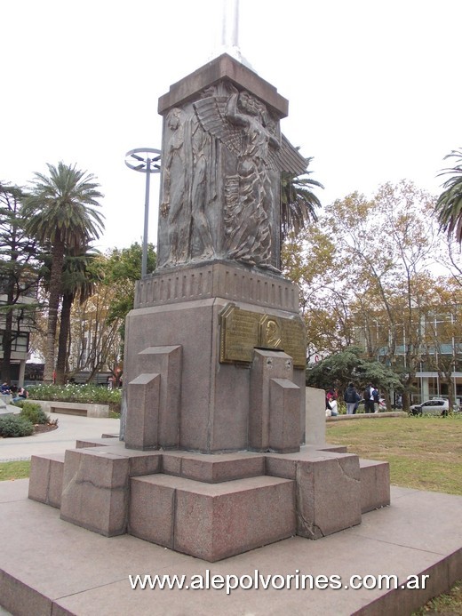 Foto: San Martin - Mastil de la plaza - San Martin (Buenos Aires), Argentina