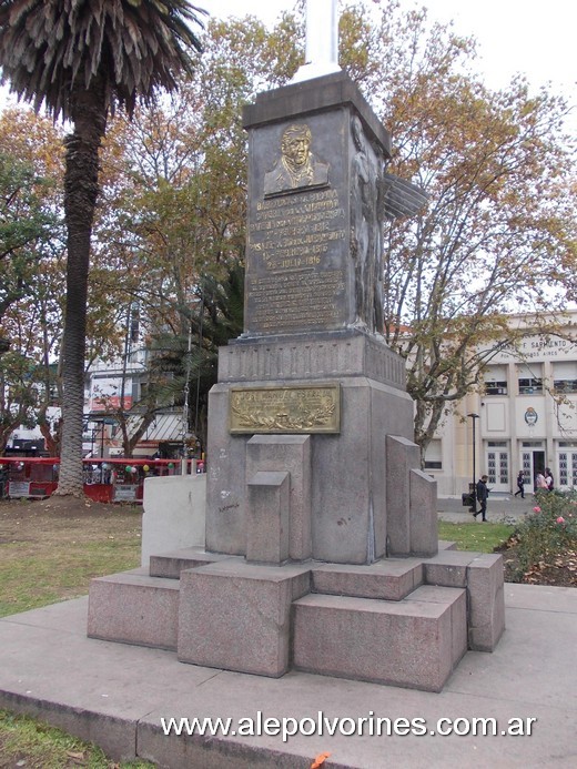 Foto: San Martin - Mastil de la Plaza - San Martin (Buenos Aires), Argentina