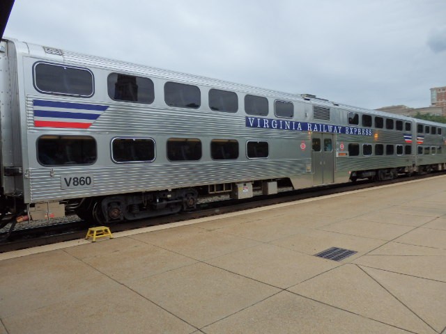 Foto: tren VRE en estación Alexandria - Alexandria (Virginia), Estados Unidos