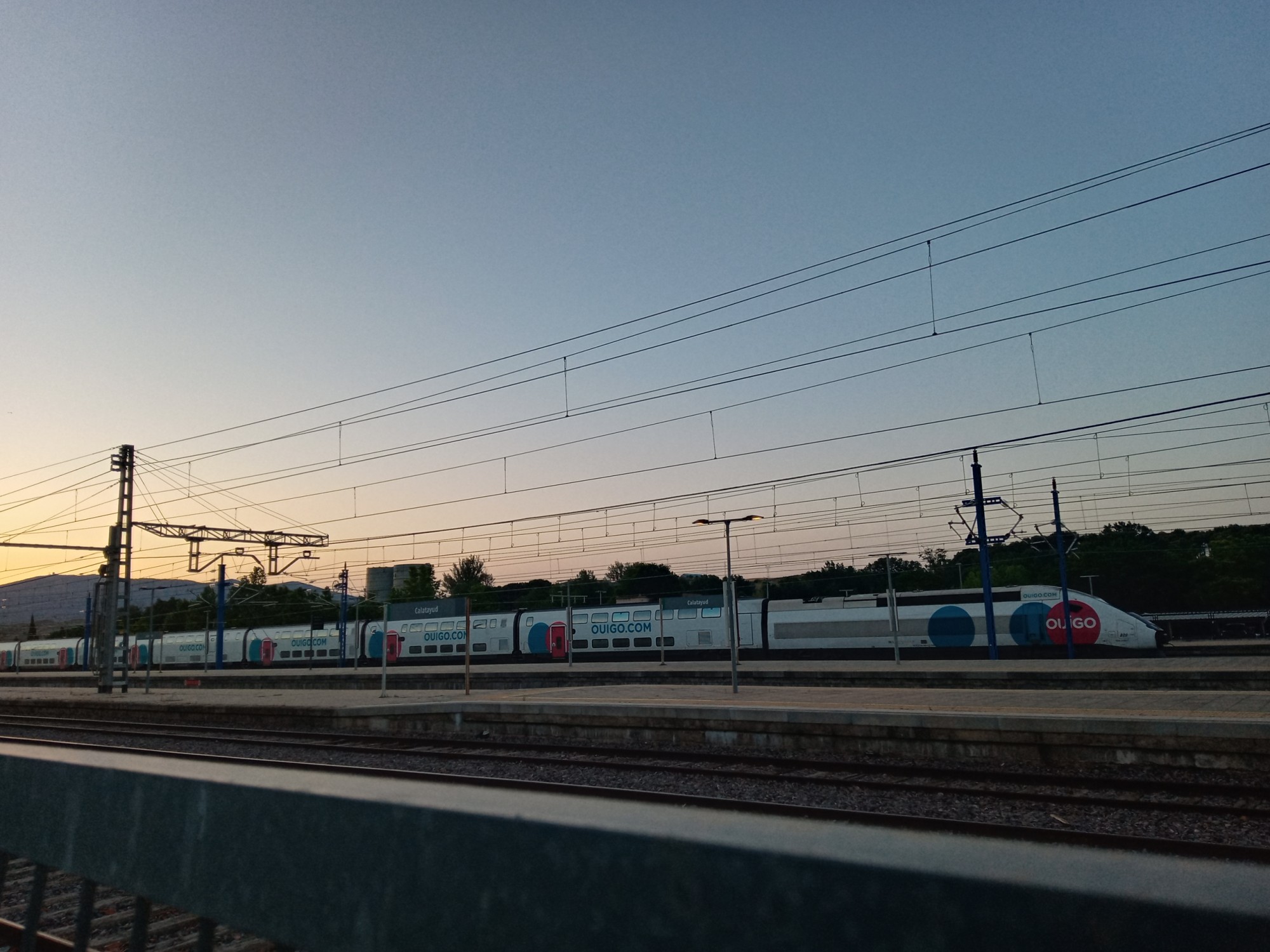 Foto: Tren Ouigo estacionado por incidencia - Calatayud (Zaragoza), España